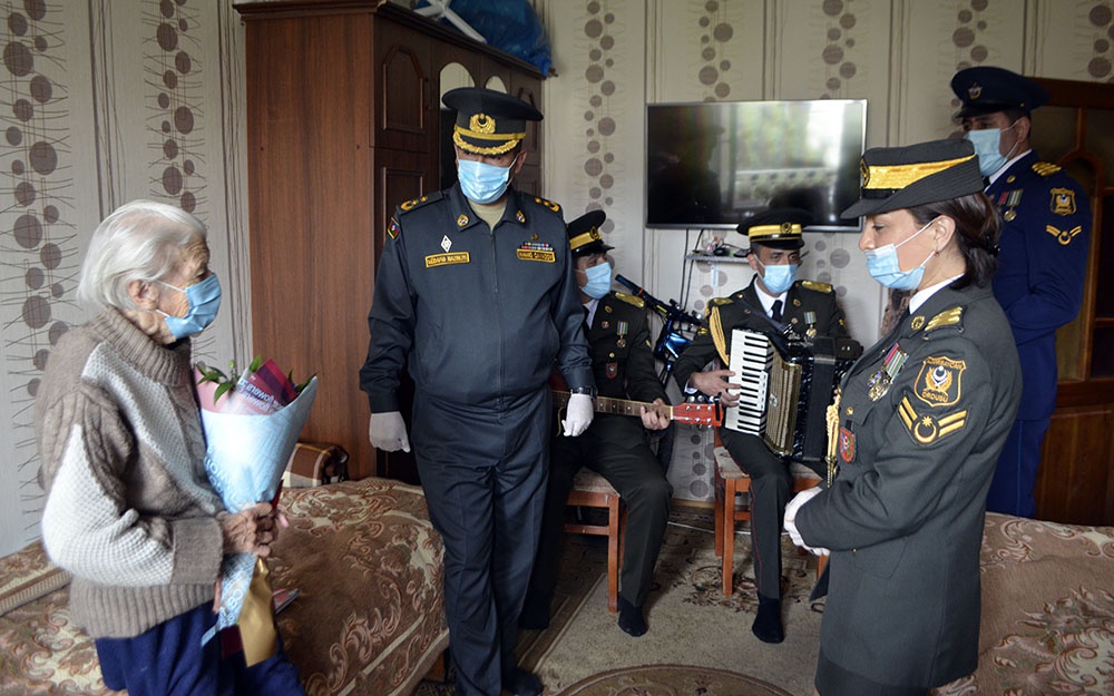 Azerbaijani military servicemen visit Great Patriotic War veterans