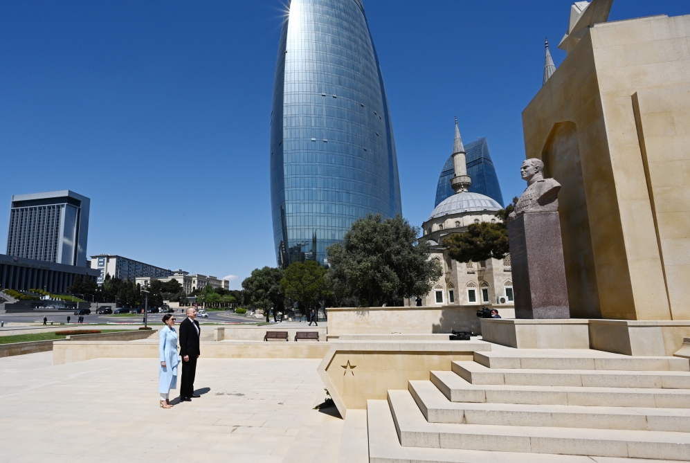 President Ilham Aliyev pays tribute to Azerbaijanis killed in Great Patriotic War