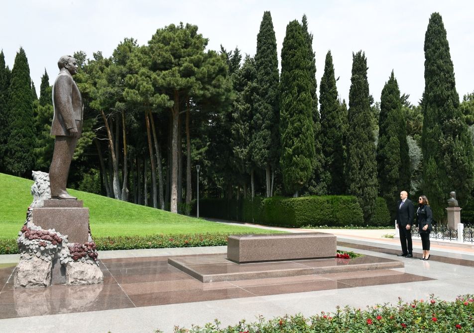 President Ilham Aliyev and first lady Mehriban Aliyeva visit tomb of national leader Heydar Aliyev