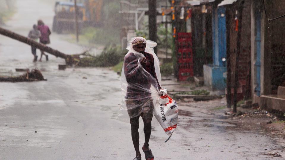 3 killed as super cyclone Amphan batters India's West Bengal, Odisha