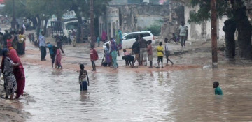 Floods kill 285 in Kenya, thousands displaced
