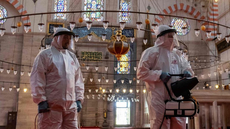 Turkish mosques open doors to communal prayers