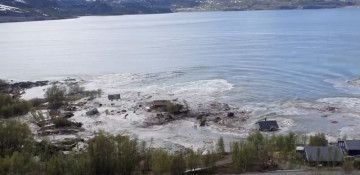 Mudslide in Arctic Norway sweeps houses into the sea (VIDEO)