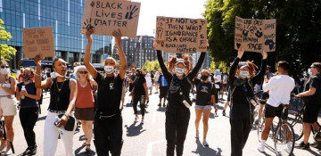 London protests: Thousands gather despite police warnings