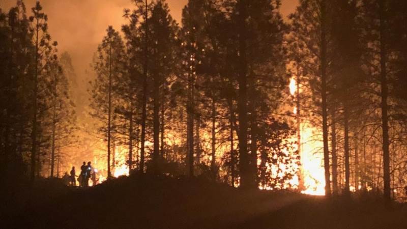 Thousands flee as fast-moving wildfires spread in California