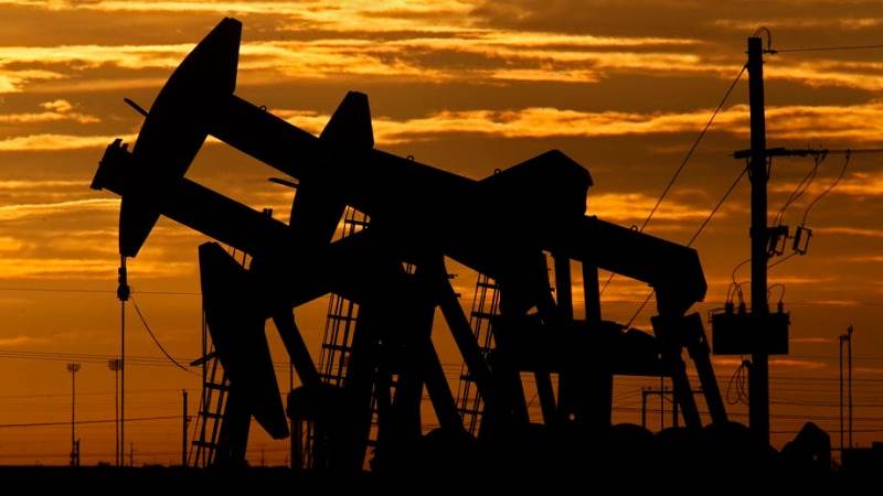 Oil treads water as huge Gulf of Mexico storm shuts output