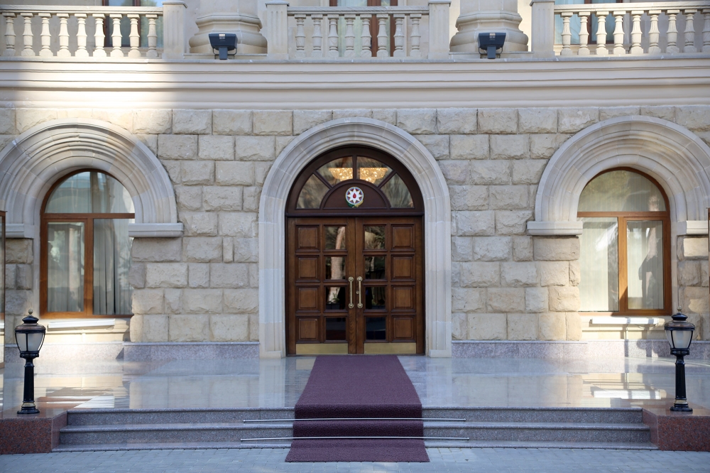 Azerbaijani Defense Minister addresses volunteers willing to join fighting