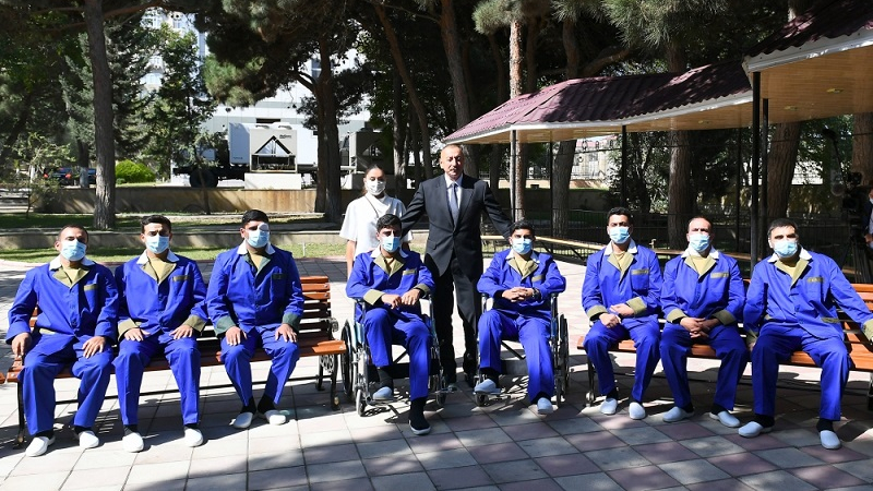 President Ilham Aliyev and first lady Mehriban Aliyeva meet with wounded servicemen
