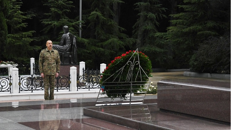 President Ilham Aliyev and first lady Mehriban Aliyeva visit Alley of Honors and Alley of Martyrs