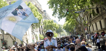 Argentina fans, police clash over access to Maradona wake