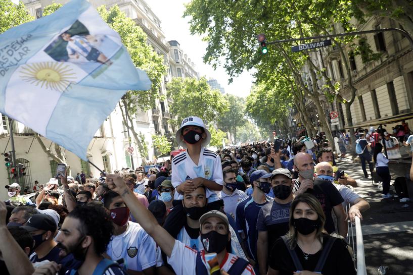 Argentina fans, police clash over access to Maradona wake