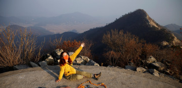 South Korean hiker turns trash into art with 'don't drop litter' message