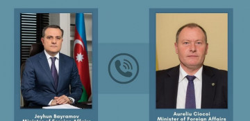 Azerbaijani, Moldovan FMs hold phone conversation