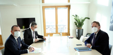 Azerbaijani FM, EU Commissioner discuss prospects for cooperation (PHOTO)