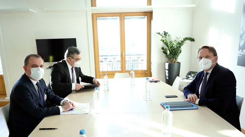Azerbaijani FM, EU Commissioner discuss prospects for cooperation (PHOTO)
