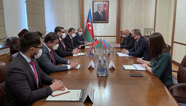 Azerbaijani FM discuss cooperation issues with Afghan delegation