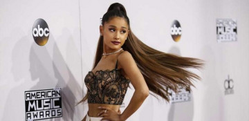 Ariana Grande announces engagement to Dalton Gomez (PHOTO)