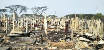 Fire burns down homes of thousands of Rohingya in Nayapara refugee camp