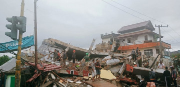 42 dead, over 600 injured as magnitude 6.2 quake shakes Indonesian Sulawesi island