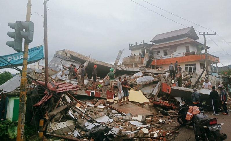 42 dead, over 600 injured as magnitude 6.2 quake shakes Indonesian Sulawesi island