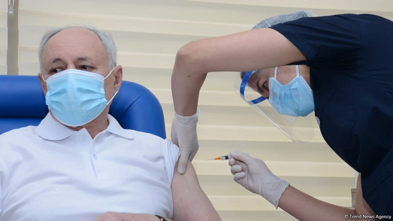 Azerbaijani health minister, head of TABIB receive coronavirus vaccines (PHOTO)
