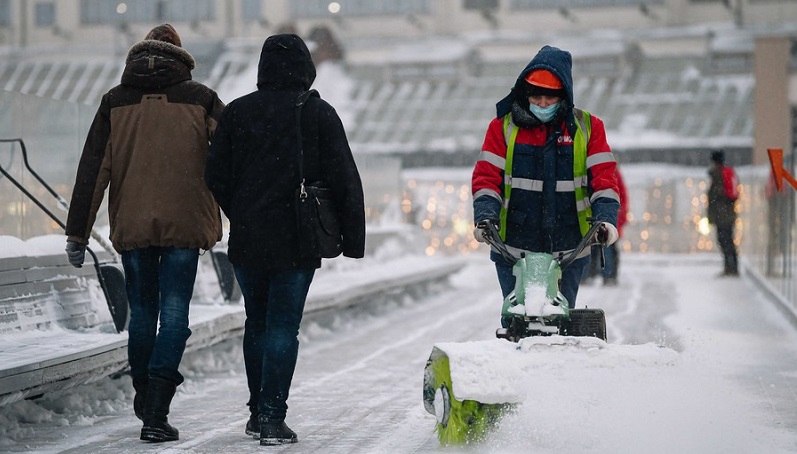 Russia's daily COVID-19 cases reach new low in months