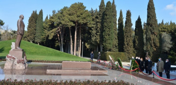 Delegation of Turkish Grand National Assembly visits Alley of Honors and Alley of Martyrs in Baku (PHOTO)