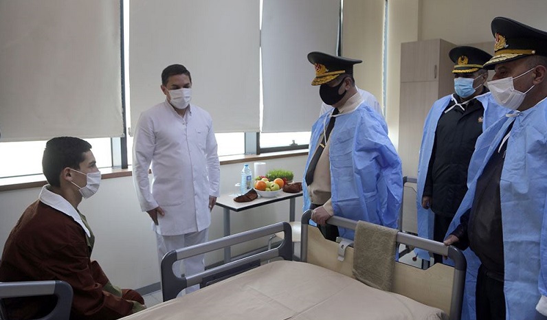 Leadership of Azerbaijani MoD visit military hospital on occasion of Novruz holiday (PHOTO)