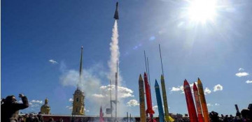 Russians launch miniature rockets to celebrate Yuri Gagarin (NO COMMENT)