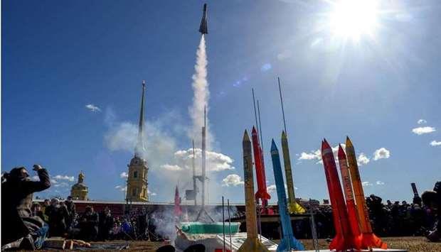 Russians launch miniature rockets to celebrate Yuri Gagarin (NO COMMENT)