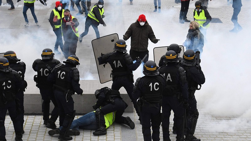 France passes controversial security bill to extend police powers