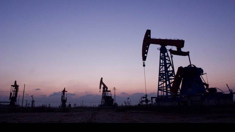 Oil climbs to four-week high on strong China data, demand revival