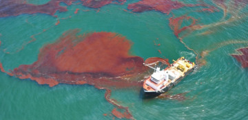 Ship leaks about 400 tonnes of oil after collision in east China