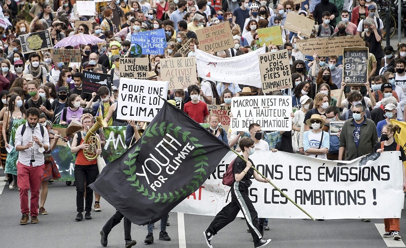 'Not enough': Thousands in France protest Macron's climate pledges