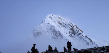 Swiss and American climbers die on Everest