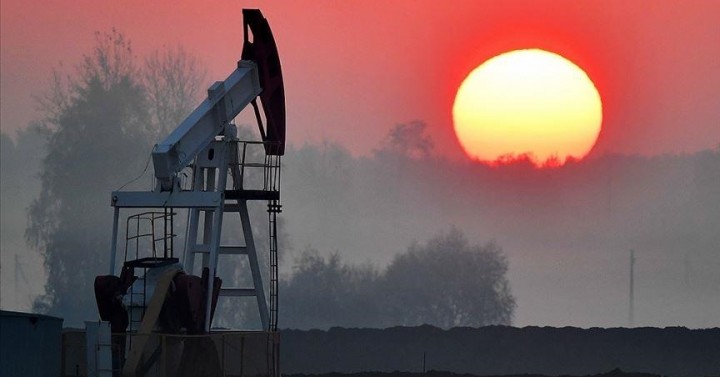 Oil falls for third day on rising coronavirus infections, U.S. stockpiles