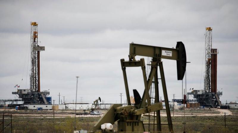 Oil resumes climb on large U.S. oil stocks drawdown