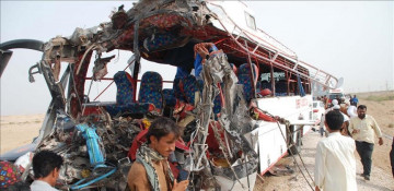 27 killed as bus collides with trailer in NE Pakistan