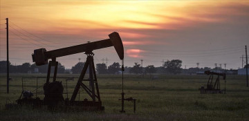 Oil retreats on surprise rise in U.S. stocks, weakening demand outlook