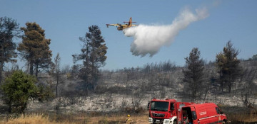 Wildfire threatens communities near Athens