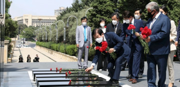 South Korea’s parliamentary delegation visits Alley of Martyrs in Baku