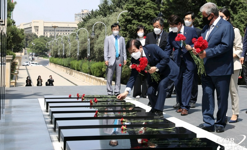 South Korea’s parliamentary delegation visits Alley of Martyrs in Baku