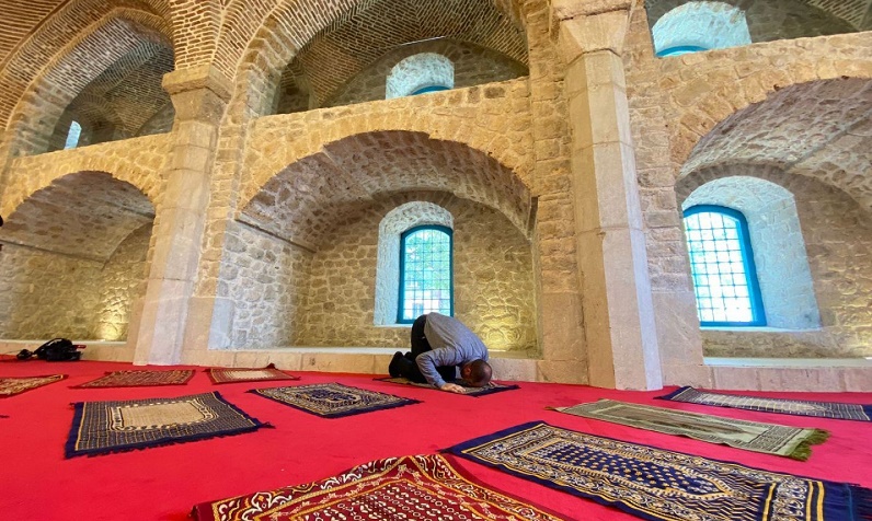 Natives of Azerbaijan's Shusha perform prayer at Govhar Agha mosque (PHOTO)