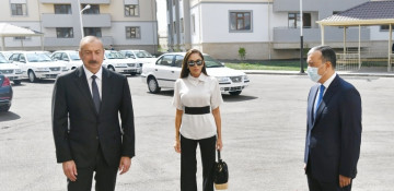 Azerbaijani president, first lady attend ceremony of presenting apartments, cars to families of martyrs (PHOTO)