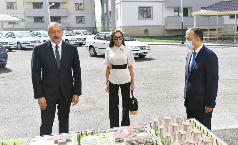 Azerbaijani president, first lady attend ceremony of presenting apartments, cars to families of martyrs (PHOTO)