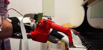 Thumbs up: Pianists play with extra robot thumb in experiment