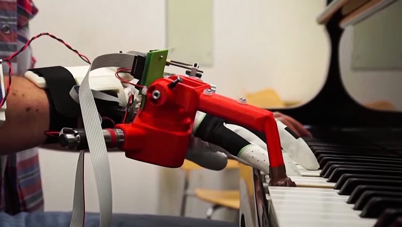 Thumbs up: Pianists play with extra robot thumb in experiment