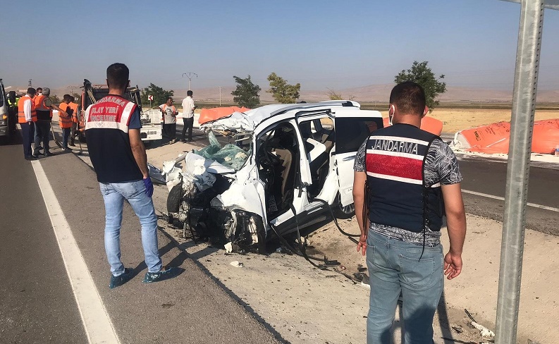 6 die in head-on collision in central Turkey