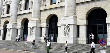 European markets close lower, US gains after mixed opening