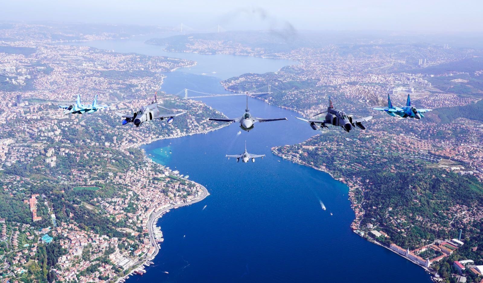 Turkish, Azerbaijani fighter jets perform welcome flight over Bosphorus (PHOTO)